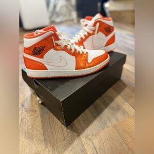 Air Jordan 1 Mid SE “Electro Orange” Size 9.5 Men’s